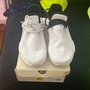 Come with box and extra shoelaces